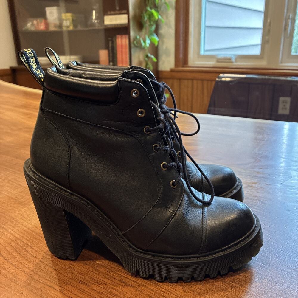 DOC MARTENS Averil leather Chunky heel ankle boots EU 38 US L 7 Black EUC